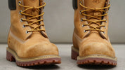 Ghete Timberland Premium maro, cu șireturi galbene.
