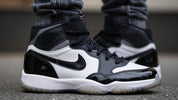 Noi pantofi Jordan 11 Retro pe fundal alb.