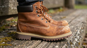 Ghete Timberland pe un fundal natural, cu accent pe textură.