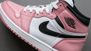 Pantofi sport Jordan 1 roz cu accente albe.