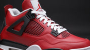 Adidași Air Jordan 4 Red în prim-plan.