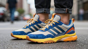 Pantofi Adidas Ozweego pe fundal urban.