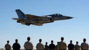 Avion militar U.S. Air Force și soldați în uniformă.