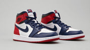 Copii Jordan 1 High sneakers pe fundal curat.