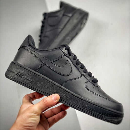 Air Force 1 Triple Black: Eleganța Subtilă a Modei Urbane - ShoeResidence