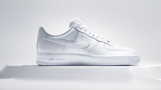 Air Force 1 Triple White: Eleganța și Versatilitatea unui Icon al Modei Urbane - ShoeResidence