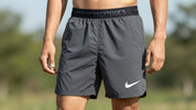 Bărbat purtând pantaloni scurți Nike.
