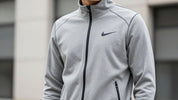 Tânăr purtând Nike Tech Fleece într-un mediu urban.