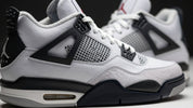 Pantofi sport Jordan 4 Retro în prim-plan.