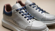 Sneaker Alexander McQueen elegant, detaliat, urban.