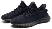 Adidași Yeezy Black 350 în prim-plan.