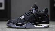 Noul Air Jordan 4 negru pe teren