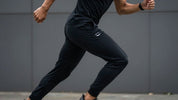 Bărbat în pantaloni Nike Dri-FIT în mișcare.