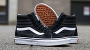 Pantofi Vans High-Top iconici în prim-plan.