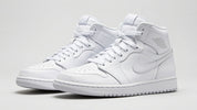 Adidași Jordan 1 Triple White curați și stilizați.
