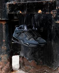 Air Jordan 4 Black Cat: Monocromul care a Cucerit Lumea Sneakerilor