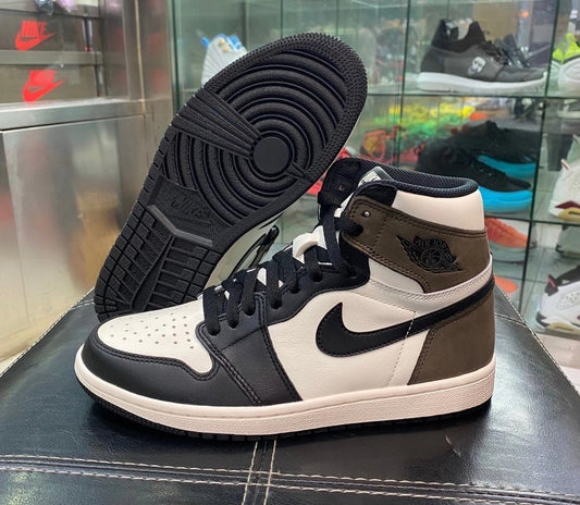 Jordan 1 Mocha: Eleganța Cafeniu într-un Sneaker care Redefinește Clasicul - ShoeResidence