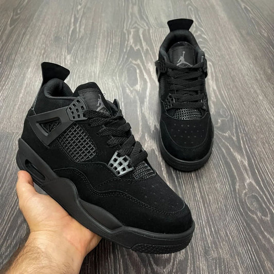 Jordan 4 Black Cat: Simbolul Eleganței și Al Puterii în Moda Urbană - ShoeResidence