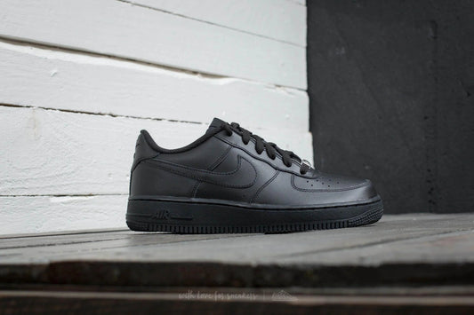 Nike Air Force 1 Black: Simplitatea Clasică cu un Touch Urban - ShoeResidence