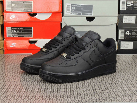 Nike Air Force 1 Black: Simplitatea Clasică cu un Touch Urban - ShoeResidence