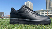 Nike Air Force 1 negri, pantofi sport urbani.