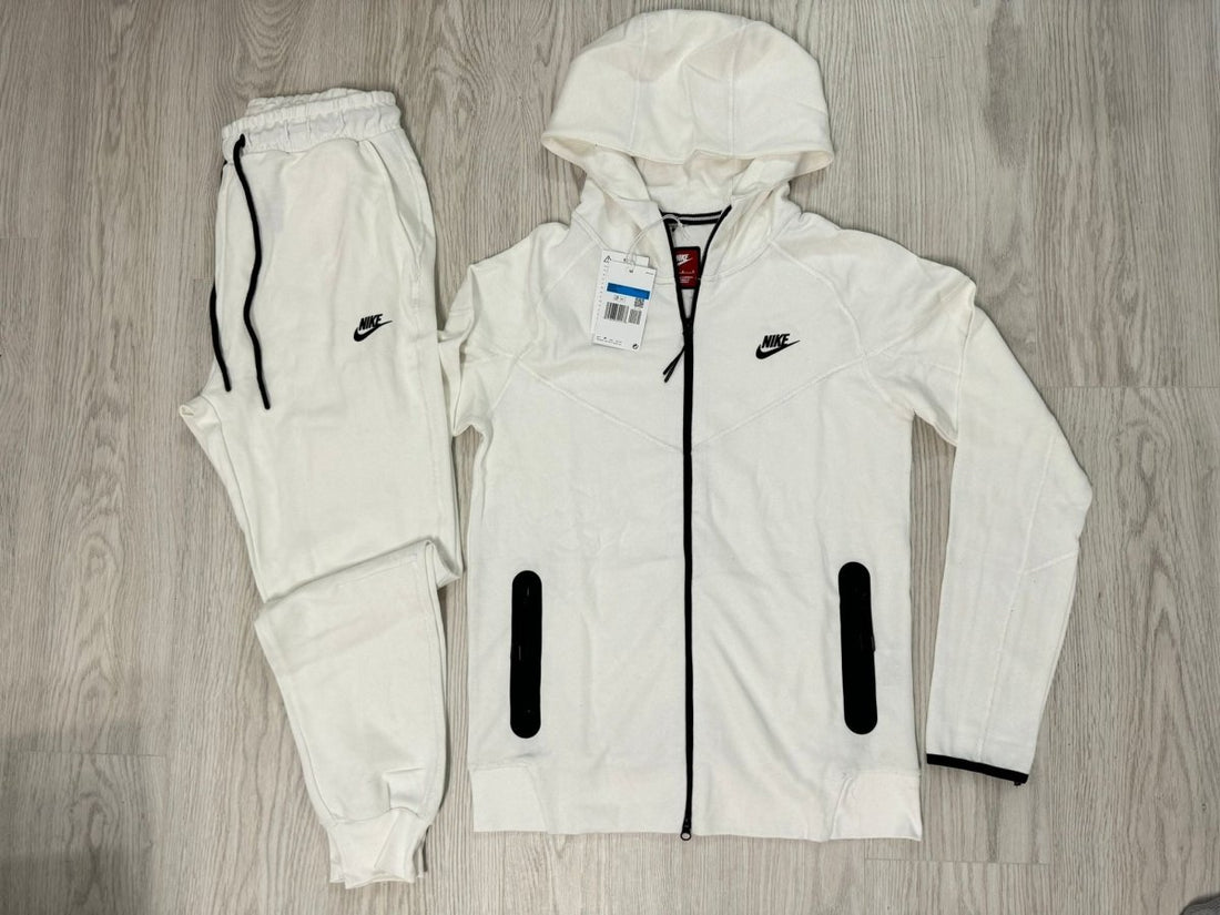 Nike Tech Fleece Alb – Simplitate, Stil și Confort Într-o Singură Ținută - ShoeResidence