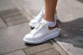 Sneakersii Alexander McQueen: Aventurile Luxului Pe Trotuar - ShoeResidence