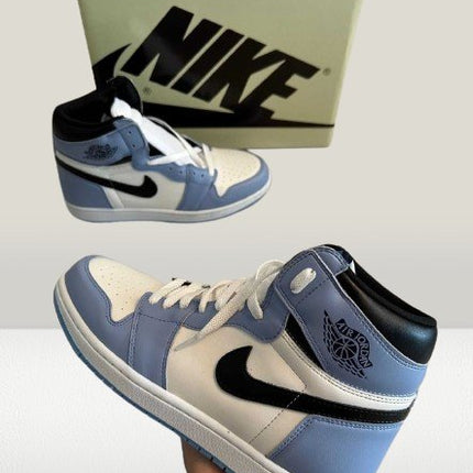  Jordan 1 University blue in hand