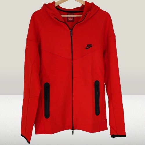 Partea superioară a modelului Tech Fleece roșu cu logo-ul Nike