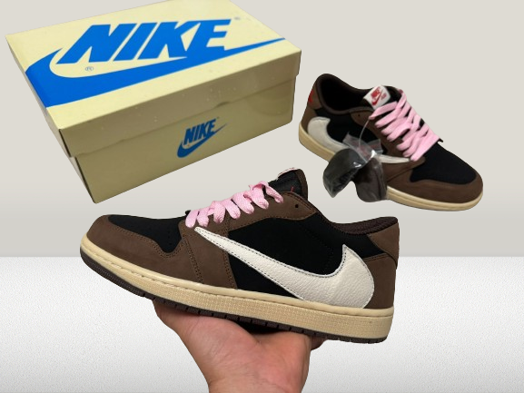 Nike Air Jordan 1 Low Travis Scott Retro Mocha Reverse Maro Dark adidasi tenesi vanzare Romania reps pandabuy hagobuy replica Travis Cactus pantofi încălțăminte ghete sneakeri piele copii unisex colecție brand model variantă piele sintetic autentic calitate premium stil urban tendință colecție exclusivă ediție limitată confortabil design retro căutare populară cumpărare online livrare rapidă reduceri oferte speciale magazin online promoții vânzare mare preț accesibil varietate culori dimensiuni