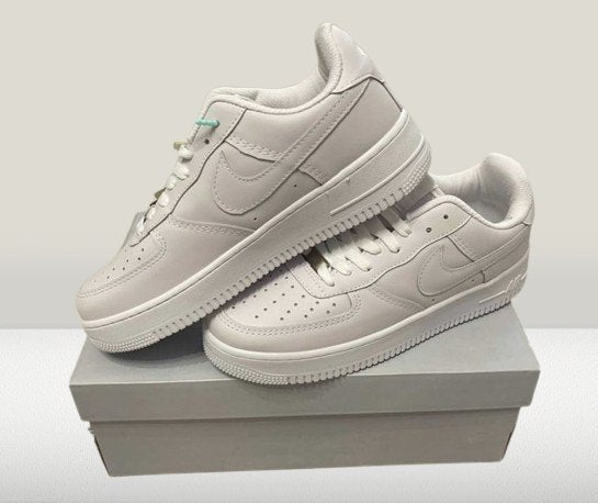 Nike Air Force 1 Low Triple White Comad acum la reducere ShoeResidence