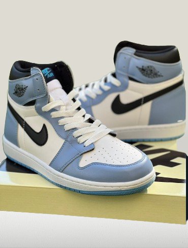 close view of Jordan 1 University blue under Nike box