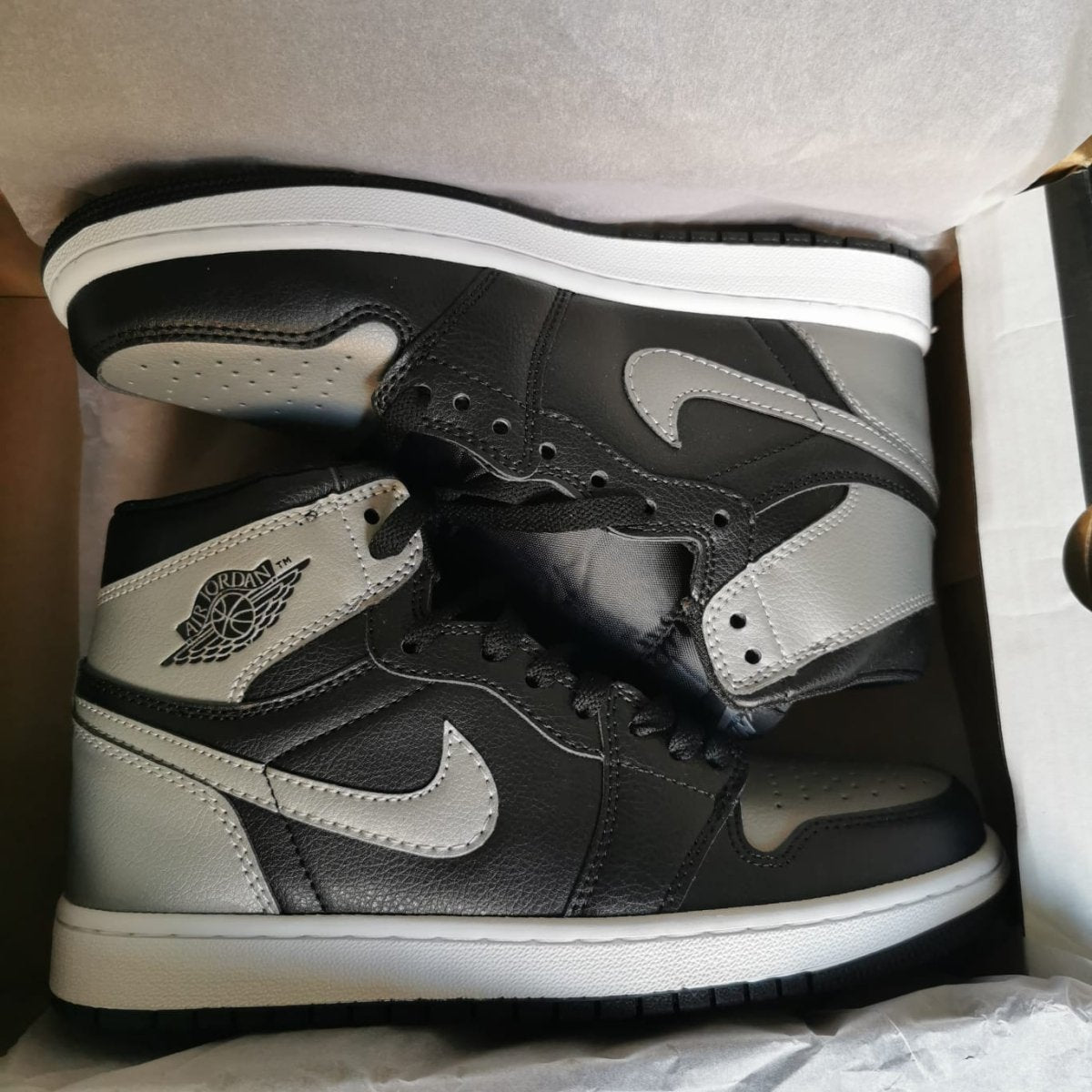 Jordan 1 Shadow PIELE [PREMIUM] - ShoeResidenceadidasi air jordan 1 high shadow gri grey reps replica de vanzare black friday 2025 j1 black negruJordan 136