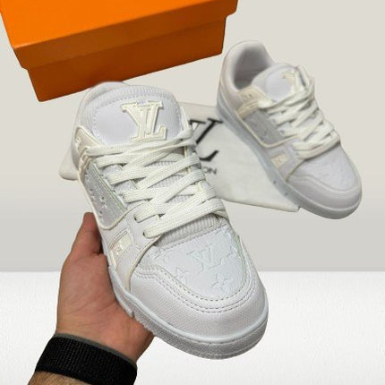 Louis Vuitton Romania White Monogram [NOU] - ShoeResidenceLouis Vuitton Romania close - up viewLouis Vuitton40adidasi albi louis vuittonadidasi albi lvadidasi de designer5