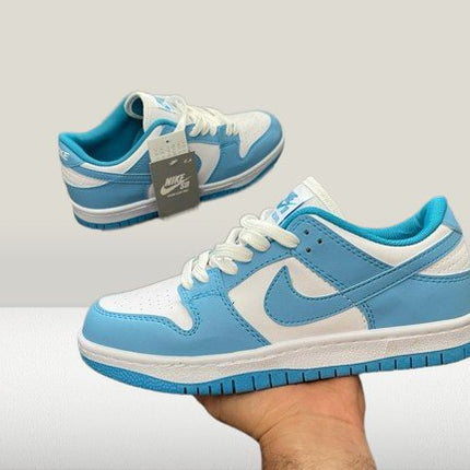 Panda Dunks - Low University - Blue [NOU] - ShoeResidenceNike Panda Dunks Low Retro University Blue Albastru Replică Romania Blue Reducere Nou Adidasi Sneakeri Teniși Pantofi Sport Original Autentic Calitate Premium Piele Sintetic Colecție Exclusivă Ediție Limitată Stil Urban Streetwear Fashion Trend Fashion Trendsetter Modă Cumpărare Online Livrare Rapidă Promoție Ofertă Disponibilitate Stoc Magazin Online Comandă Rapidă Trendsetter Chic Glamour Glamorous panda dunks albastru dunks blue nike al