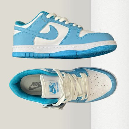 Panda Dunks - Low University - Blue [NOU] - ShoeResidenceNike Panda Dunks Low Retro University Blue Albastru Replică Romania Blue Reducere Nou Adidasi Sneakeri Teniși Pantofi Sport Original Autentic Calitate Premium Piele Sintetic Colecție Exclusivă Ediție Limitată Stil Urban Streetwear Fashion Trend Fashion Trendsetter Modă Cumpărare Online Livrare Rapidă Promoție Ofertă Disponibilitate Stoc Magazin Online Comandă Rapidă Trendsetter Chic Glamour Glamorous panda dunks albastru dunks blue nike al