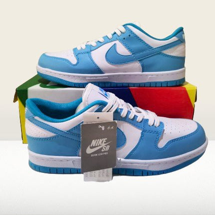 Panda Dunks - Low University - Blue [NOU] - ShoeResidenceNike Panda Dunks Low Retro University Blue Albastru Replică Romania Blue Reducere Nou Adidasi Sneakeri Teniși Pantofi Sport Original Autentic Calitate Premium Piele Sintetic Colecție Exclusivă Ediție Limitată Stil Urban Streetwear Fashion Trend Fashion Trendsetter Modă Cumpărare Online Livrare Rapidă Promoție Ofertă Disponibilitate Stoc Magazin Online Comandă Rapidă Trendsetter Chic Glamour Glamorous panda dunks albastru dunks blue nike al