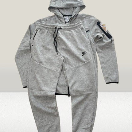 Tech Fleece Grey [Full - Set] - ShoeResidenceTech Fleece Gri Model - 2023 [SET COMPLET] - ShoeResidenceTrening Nike Tech Fleece Gri compleu complet set hanorac si pantalon s m l xl xxl nou dama barbati drip unisex copii copiii copi replica nou olc grey reps romania bumbac 2024 de vanzare haine nike vara iarna tomna primavara trening barbati gri nike tech trening trening gri trening nike tech gri hanorac nike tech gri pantalon gri nike pantaloni nike tech gri grey trening barbati trening sport ni