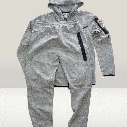 Tech Fleece Grey [Full - Set] - ShoeResidenceTech Fleece Gri Model - 2023 [SET COMPLET] - ShoeResidenceTrening Nike Tech Fleece Gri compleu complet set hanorac si pantalon s m l xl xxl nou dama barbati drip unisex copii copiii copi replica nou olc grey reps romania bumbac 2024 de vanzare haine nike vara iarna tomna primavara trening barbati gri nike tech trening trening gri trening nike tech gri hanorac nike tech gri pantalon gri nike pantaloni nike tech gri grey trening barbati trening sport ni