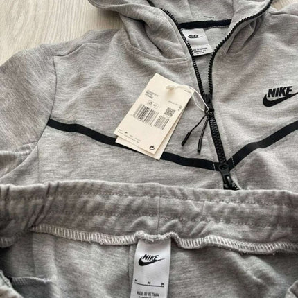 Tech Fleece Grey [Full - Set] - ShoeResidenceTech Fleece Gri Model - 2023 [SET COMPLET] - ShoeResidenceTrening Nike Tech Fleece Gri compleu complet set hanorac si pantalon s m l xl xxl nou dama barbati drip unisex copii copiii copi replica nou olc grey reps romania bumbac 2024 de vanzare haine nike vara iarna tomna primavara trening barbati gri nike tech trening trening gri trening nike tech gri hanorac nike tech gri pantalon gri nike pantaloni nike tech gri grey trening barbati trening sport ni