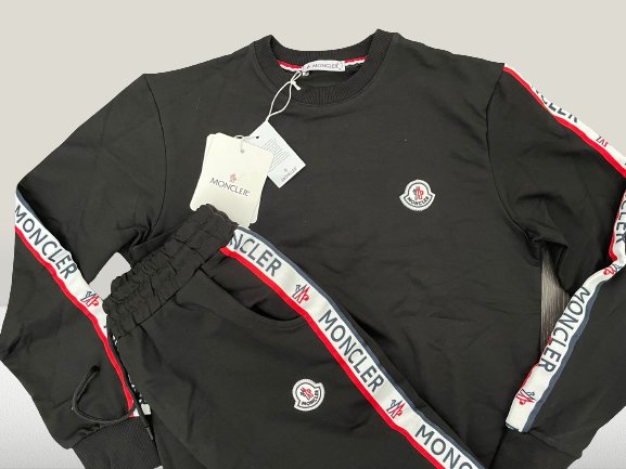 Trening Set Moncler (Bluza + Pantalon) - ShoeResidenceHanorac Moncler Haine Alb Negru Trening Îmbrăcăminte Echipament Sportiv Echipament Exterior Îmbrăcăminte Casual Modă Stil Urban Comod Original Autentic Calitate Premium Design Exclusiv Colecție Nouă Trend Fashion Trendsetter Stil Fashion Trend Streetwear Brand Luxury Eleganță Chic Glamour Glamorous, Confortabil, Cool, Versatil, Atemporal, Clasic, Iconic, Modern, Inovator, Rafinat, Must - have, Superior, Materiale de calitate, Finisaje de lux,