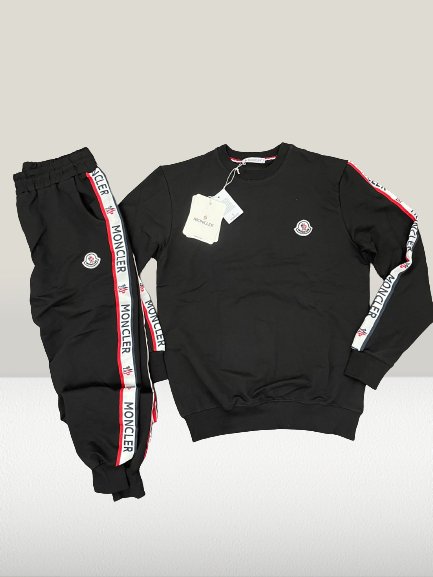 Trening Set Moncler (Bluza + Pantalon) - ShoeResidenceHanorac Moncler Haine Alb Negru Trening Îmbrăcăminte Echipament Sportiv Echipament Exterior Îmbrăcăminte Casual Modă Stil Urban Comod Original Autentic Calitate Premium Design Exclusiv Colecție Nouă Trend Fashion Trendsetter Stil Fashion Trend Streetwear Brand Luxury Eleganță Chic Glamour Glamorous, Confortabil, Cool, Versatil, Atemporal, Clasic, Iconic, Modern, Inovator, Rafinat, Must - have, Superior, Materiale de calitate, Finisaje de lux,