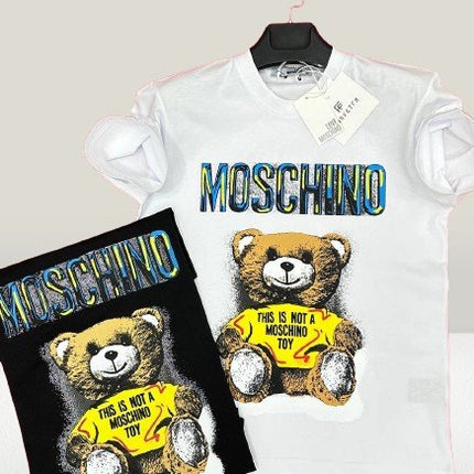 Tricou MOSCHINO [NOU] - ShoeResidence tricouri bărbați, tricouri damă, tricouri firmă, tricouri vară, tricouri diferite branduri, tricouri femei, tricouri casual bărbați, tricouri casual femei, tricouri polo, tricouri sport, tricouri personalizate, tricouri stil urban, tricouri cu imprimeuri, tricouri simple, tricouri colorate, tricouri elegante, tricouri Moschino, tricouri Off - White, tricouri Gucci, tricouri Nike, tricouri AdidasCompleuriS