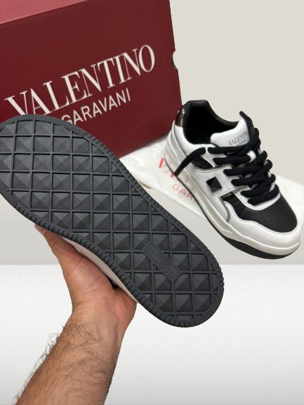 Valentino Garavanni Alb - Negru [NOU] - ShoeResidenceVALENTINO GARAVANNI PANTOF ADIDAS CASUAL ALB NEGRU WHIITE ALB PIELE NOU DE VANZARE REDUCERE OFERTA ROPE LACES SHOES TENES SNEAKER OLX SHOERESIDENCE SHOE RESIDENCE REPLICA VALENTINO GARAVANNI PANTOFALENTINO GARAVANNI PANTOF ADIDAS CASUAL ALB NEGRU WHIITE ALB PIELE NOU DE Valentino Garavani, Pantof, Adidas, Casual, Alb, Negru, Sneakers, Incaltaminte, Sport, Fashion, Streetwear, Moda, Stil Urban, Comod, Original, Autentic, Calitate, Premium, Desi