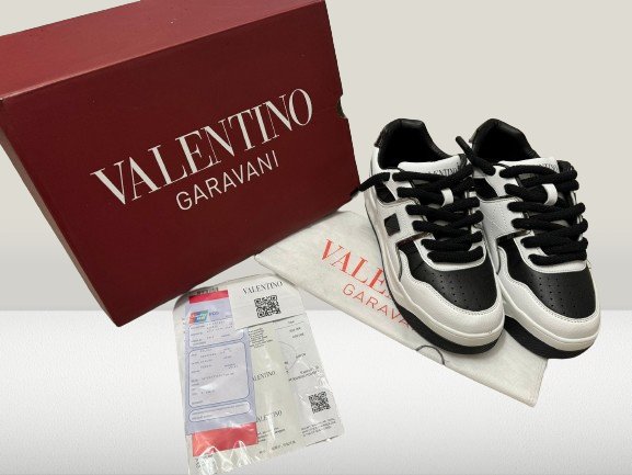 Valentino Garavanni Alb - Negru [NOU] - ShoeResidenceVALENTINO GARAVANNI PANTOF ADIDAS CASUAL ALB NEGRU WHIITE ALB PIELE NOU DE VANZARE REDUCERE OFERTA ROPE LACES SHOES TENES SNEAKER OLX SHOERESIDENCE SHOE RESIDENCE REPLICA VALENTINO GARAVANNI PANTOFALENTINO GARAVANNI PANTOF ADIDAS CASUAL ALB NEGRU WHIITE ALB PIELE NOU DE Valentino Garavani, Pantof, Adidas, Casual, Alb, Negru, Sneakers, Incaltaminte, Sport, Fashion, Streetwear, Moda, Stil Urban, Comod, Original, Autentic, Calitate, Premium, Desi