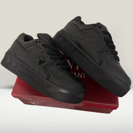 Valentino Gravanni Black [40%OFF - New] - ShoeResidenceValentino black leather sneakers with chunky solesSneaker37acces VIP pantofi negri Valentino Devaadidași negri accesibili inspirati Valentinoadidași negri cu cusături contrastante3
