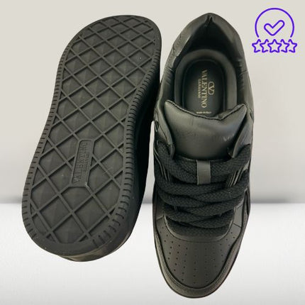 Valentino Gravanni Black [40%OFF - New] - ShoeResidenceValentino black shoes with signature Rockstud detailingSneaker37acces VIP pantofi negri Valentino Devaadidași negri accesibili inspirati Valentinoadidași negri cu cusături contrastante6