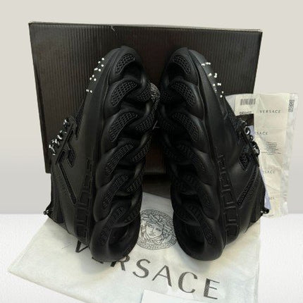 Versace Chain Reaction NEGRU [FULL - BOX] - ShoeResidenceVersace Chain Reaction NEGRU, Versace ADIDASI, Versace Pantof, Versace PANTOFI, Unisex, Adulti, Barbati, Dama, Copii, adidasi versace, adidasi versace chain reacton negru, adidasi versace barbati, versace romania, PANTOF VERSACE, PANTOFI VERSACE, PANTOFI VERSACE NEGRU, SNEAKER VERSACE, VERSACE CHAIN REACTION BLACK, VERSACE CHAIN REACTION PANTOF, VERSACE NEGRU, ADIDASI VERSACE NEGRU, ADIDASI VERSACE IEFTINIVersace36