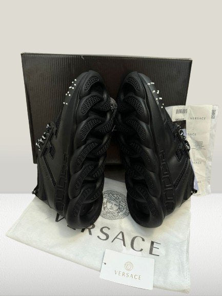 Versace Chain Reaction NEGRU [FULL - BOX] - ShoeResidenceVersace Chain Reaction NEGRU, Versace ADIDASI, Versace Pantof, Versace PANTOFI, Unisex, Adulti, Barbati, Dama, Copii, adidasi versace, adidasi versace chain reacton negru, adidasi versace barbati, versace romania, PANTOF VERSACE, PANTOFI VERSACE, PANTOFI VERSACE NEGRU, SNEAKER VERSACE, VERSACE CHAIN REACTION BLACK, VERSACE CHAIN REACTION PANTOF, VERSACE NEGRU, ADIDASI VERSACE NEGRU, ADIDASI VERSACE IEFTINIVersace36