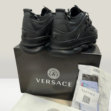 Versace Chain Reaction NEGRU [FULL - BOX] - ShoeResidenceVersace Chain Reaction NEGRU, Versace ADIDASI, Versace Pantof, Versace PANTOFI, Unisex, Adulti, Barbati, Dama, Copii, adidasi versace, adidasi versace chain reacton negru, adidasi versace barbati, versace romania, PANTOF VERSACE, PANTOFI VERSACE, PANTOFI VERSACE NEGRU, SNEAKER VERSACE, VERSACE CHAIN REACTION BLACK, VERSACE CHAIN REACTION PANTOF, VERSACE NEGRU, ADIDASI VERSACE NEGRU, ADIDASI VERSACE IEFTINIVersace36